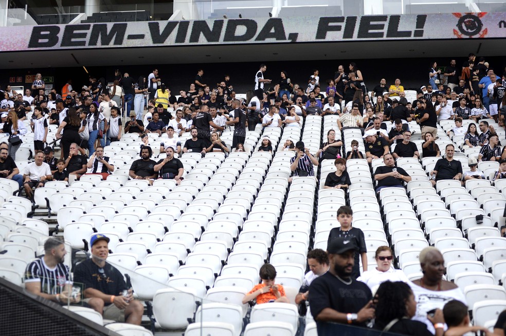 Torcida do Corinthians começa a ocupar os lugares na Neo Química Arena — Foto: Marcos Ribolli