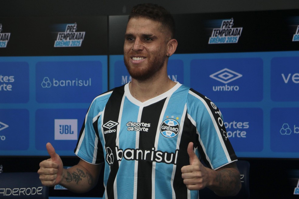 Cuéllar é apresentado pelo Grêmio — Foto: Gabriel Girardon