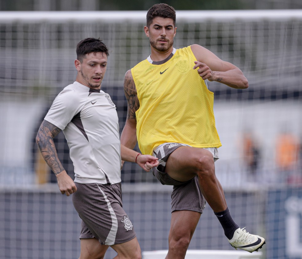 Rodrigo Garro e Pedro Raul em treino do Corinthians — Foto: Rodtigo Coca/Agência Corinthians