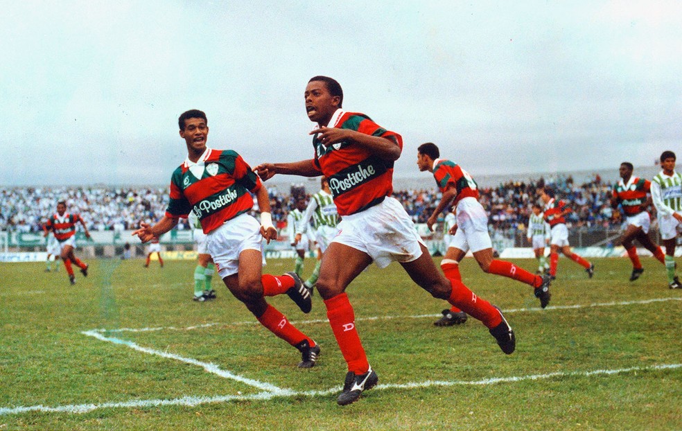 Dener jogando pela Portuguesa em 1992 — Foto: Djalma Vassao/Agência Estado