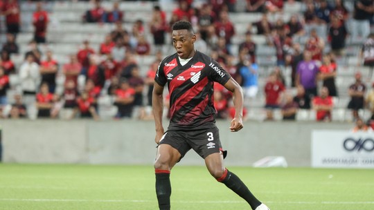 Análise: Athletico esbarra em erros individuais e repete roteiro frustrante em eliminação