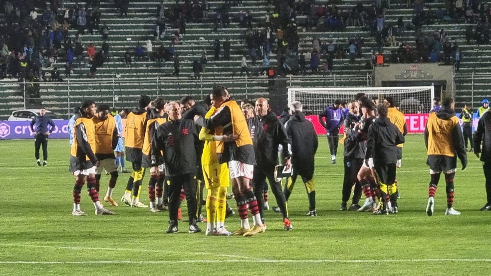 Flamengo comemora classificação contra Bolívar em La Paz — Foto: Thiago Lima / ge