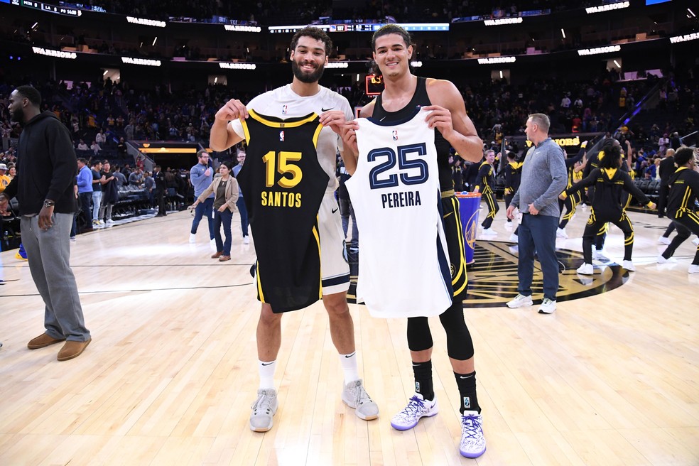 Mãozinha Pereira e Gui Santos trocam camisas na NBA — Foto: Noah Graham/NBAE via Getty Images