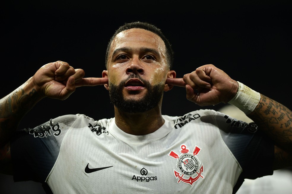 Memphis Depay comemora o gol que definiu a classificação do Corinthians — Foto: Marcos Ribolli