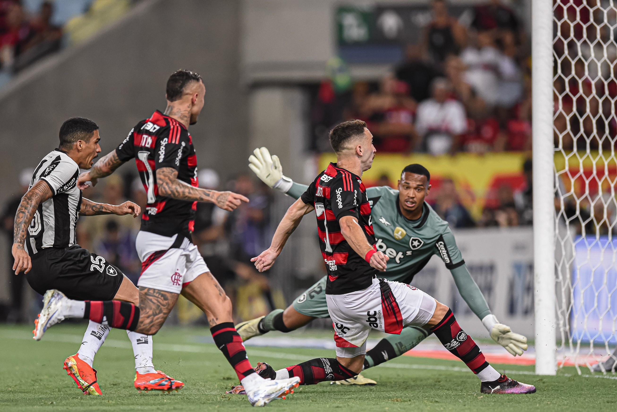 Flamengo domina Botafogo com dois times diferentes em clássico no Maracanã.