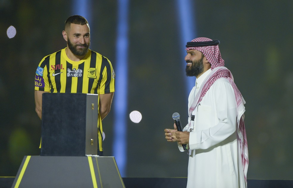 Anmar Al Haili, presidente do Al-Ittihad, ao lado de Benzema — Foto: Getty Images