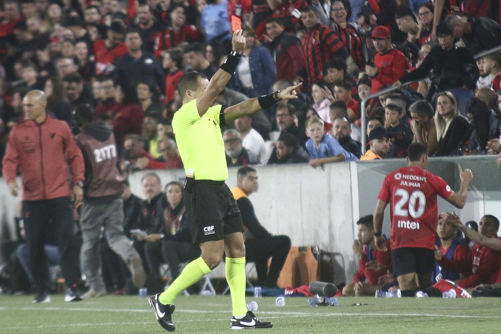 Árbitro expulsou Luis Zubeldía, do São Paulo, no jogo contra o Athletico — Foto: Gabriel Machado/AGIF