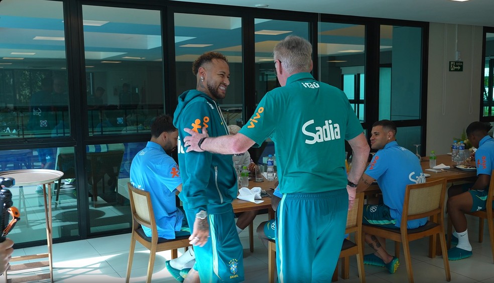 Neymar abraça Carlo Ancelotti na apresentação à Seleção na Granja Comary — Foto: Reprodução/CBF