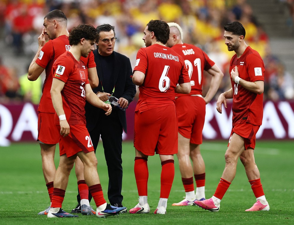 Vincenzo Montella com os jogadores da Turquia