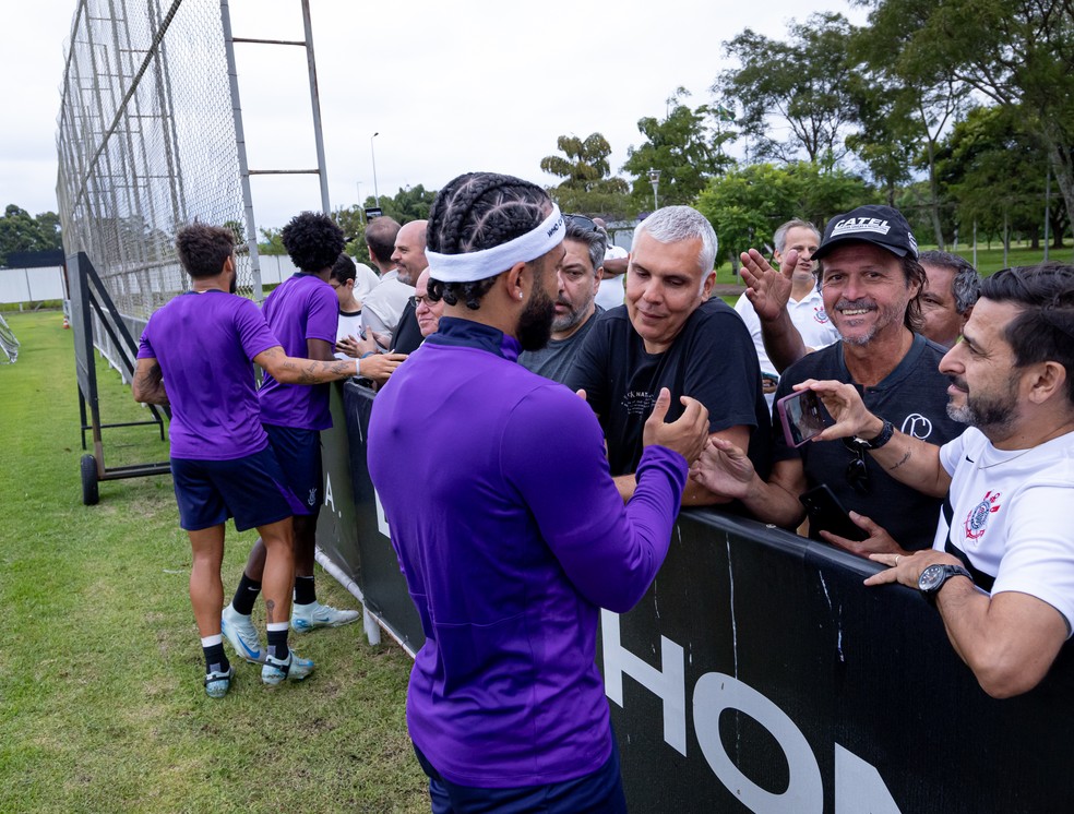 Memphis Depay e outros jogadores do Corinthians falam com conselheiros