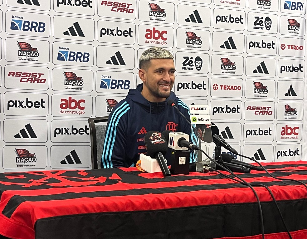 Arrascaeta em entrevista nos Estados Unidos em pré-temporada do Flamengo — Foto: Emanuelle Ribeiro / ge