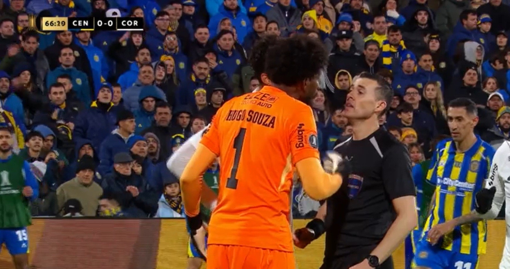 Corinthians Sobressai em Conflito: Hugo Souza Enfrenta Ofensas Racistas por Parte de Torcedores do Rosario Central