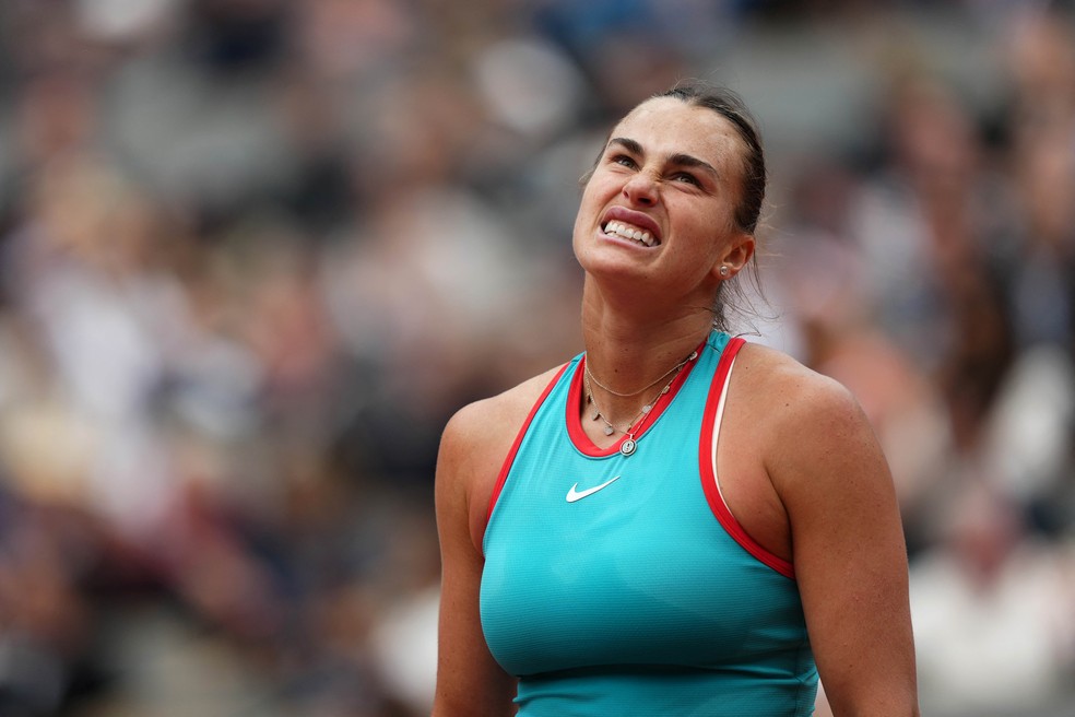 Sabalenka lamenta ponto perdido em Roland Garros — Foto: Dimitar DILKOFF / AFP