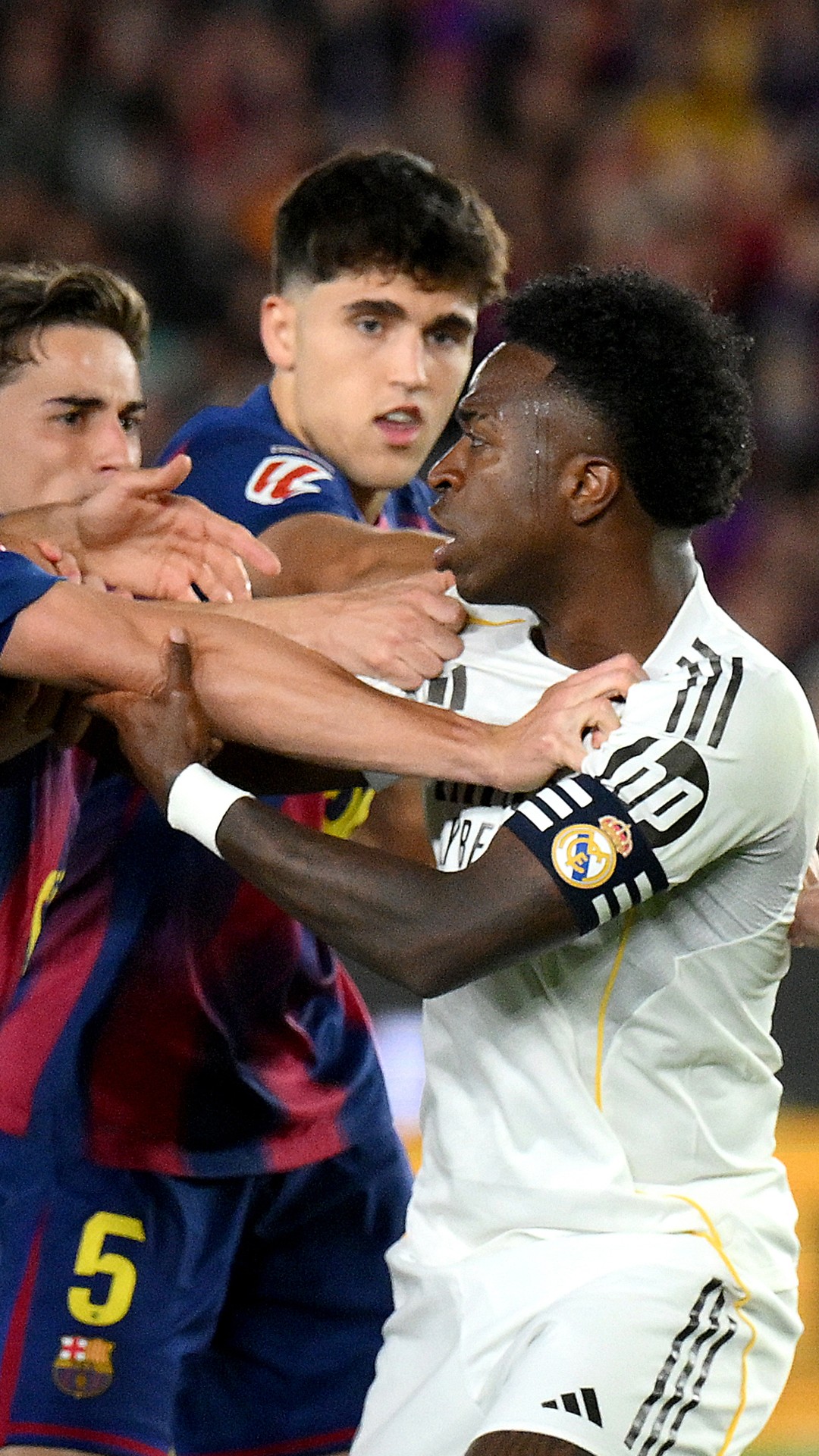 Vini Jr irá depor sobre insultos racistas em clássico contra