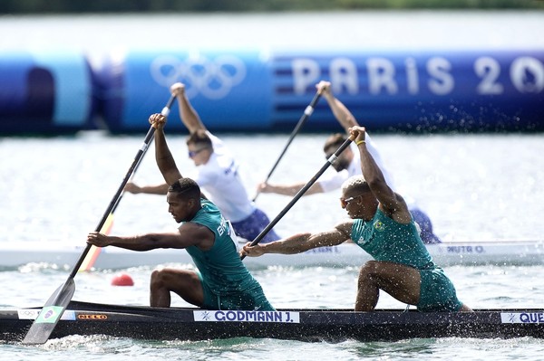 Isaquias Queiroz e Jacky Godmann nas quartas de final do C2 500m — Foto: Alexandre Loureiro/COB