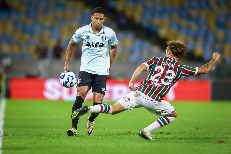 João Lucas sentiu lesão no primeiro tempo de Fluminense e Grêmio, no Maracanã — Foto: Lucas Uebel / Grêmio Divulgação