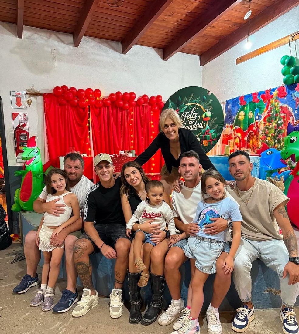 Pavon com a família na noite de Natal — Foto: Reprodução, Instagram