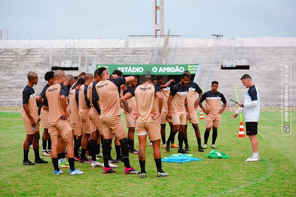 Treze durante treino no Estádio Amigão — Foto: Daniel Vieira/Treze