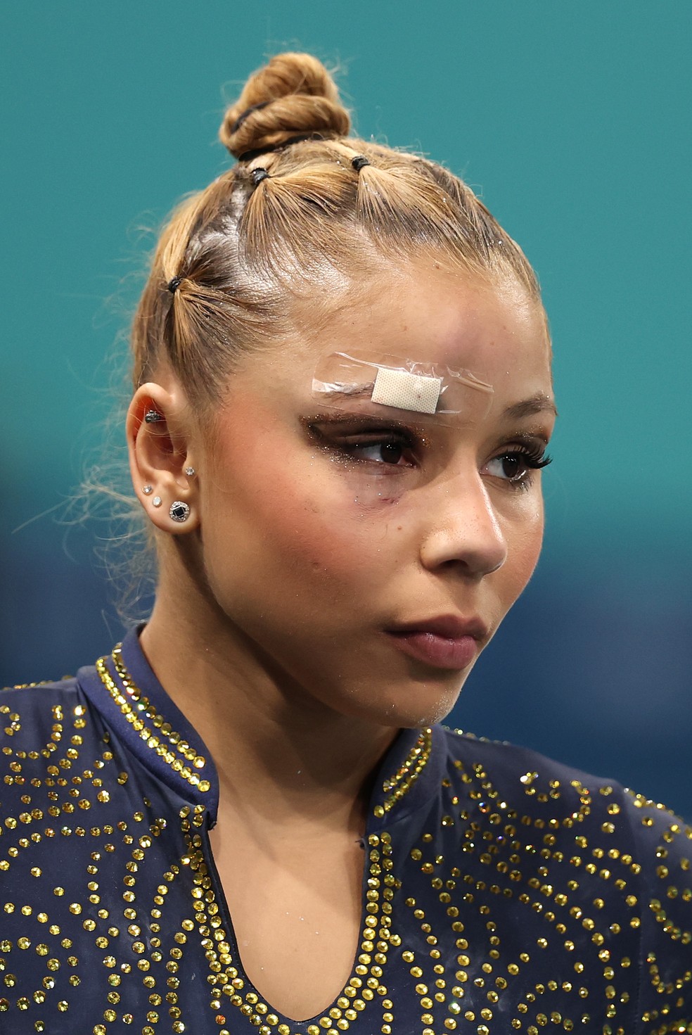 Flavia Saraiva cai na barra e corta o supercílio — Foto: Getty Images