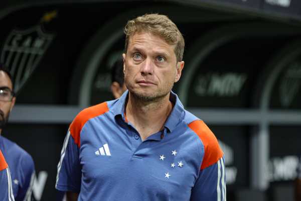 Seabra lamenta derrota do Cruzeiro e espera evolução no segundo tempo.