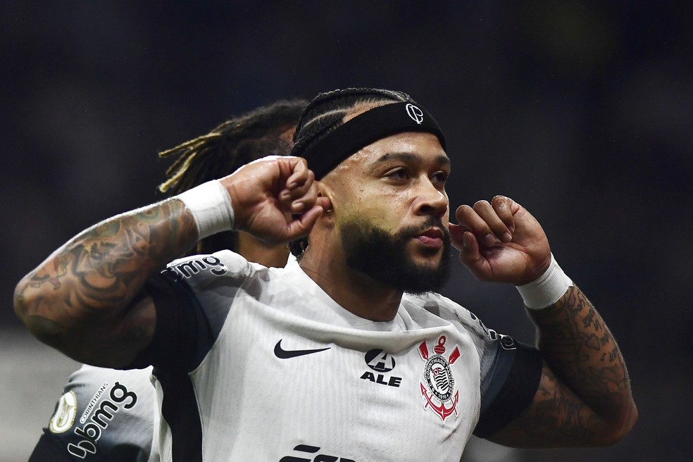 Gol de Memphis Depay em Corinthians x Bahia — Foto: Marcos Ribolli