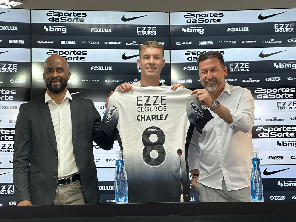 Fabinho Soldado, Charles e Augusto Melo no Corinthians — Foto: Bruno Cassucci