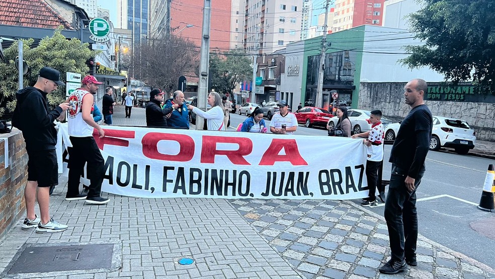 Torcedores pedem a saída de técnico e dirigentes — Foto: Letícia Marques