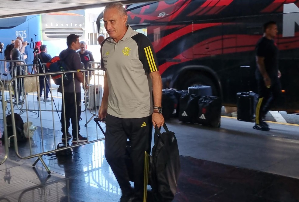 Tite embarca com o Flamengo para Manaus — Foto: Thiago Lima