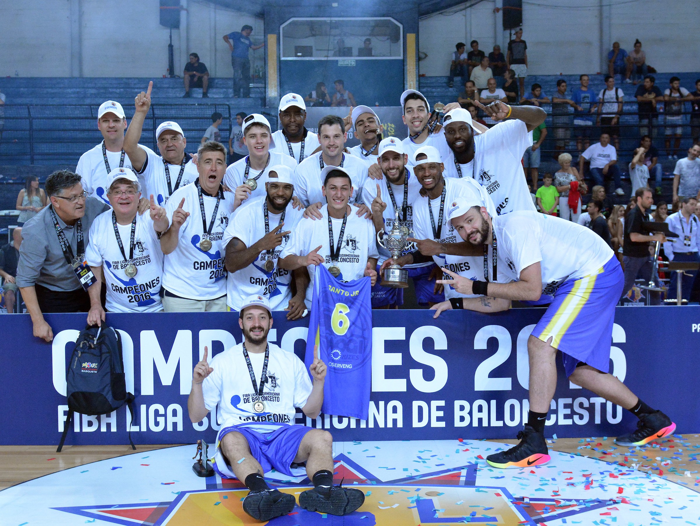 Equipe do Mogi Basquete durante jogo