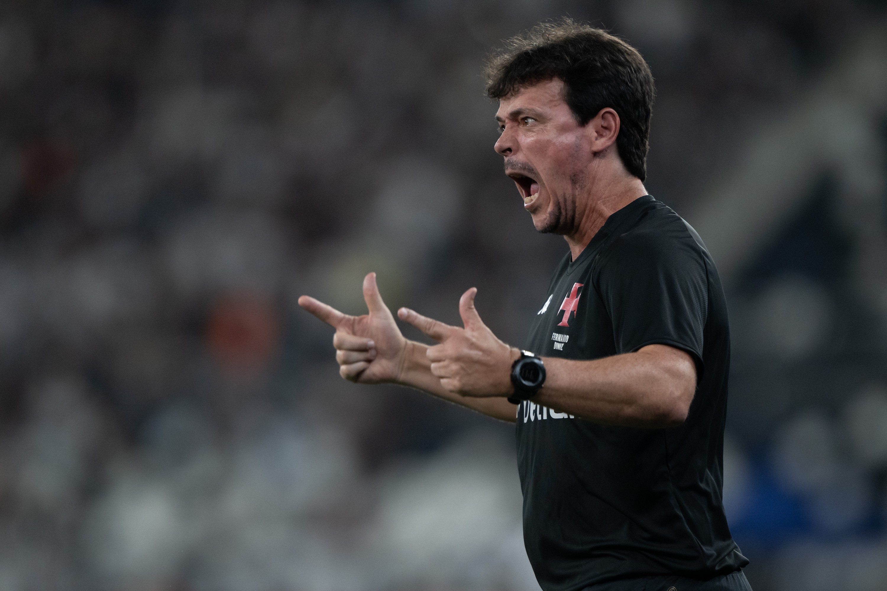 Análise: derrota do Vasco expõe insistências de Diniz e traz lições do que não fazer na reta final do ano