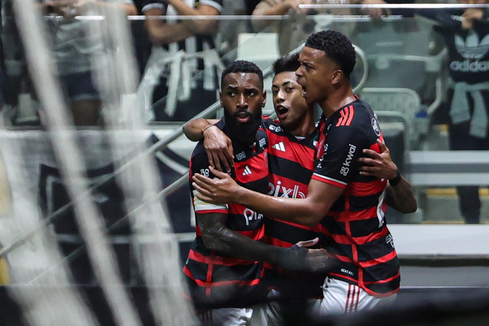 Bruno Henrique comemora gol do Flamengo contra o Atlético-MG — Foto: Gilson Lobo/AGIF