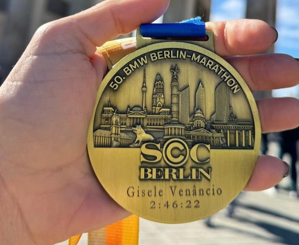 Medalha com o tempo de Gisele Bittencourt na Maratona de Berlin 2024. — Foto: Arquivo pessoal