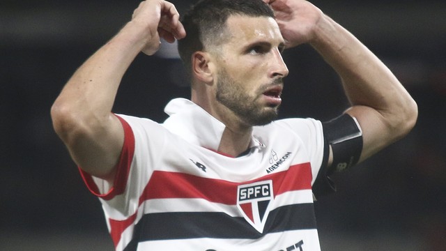 Calleri comemora gol do São Paulo contra o Athletico-PR