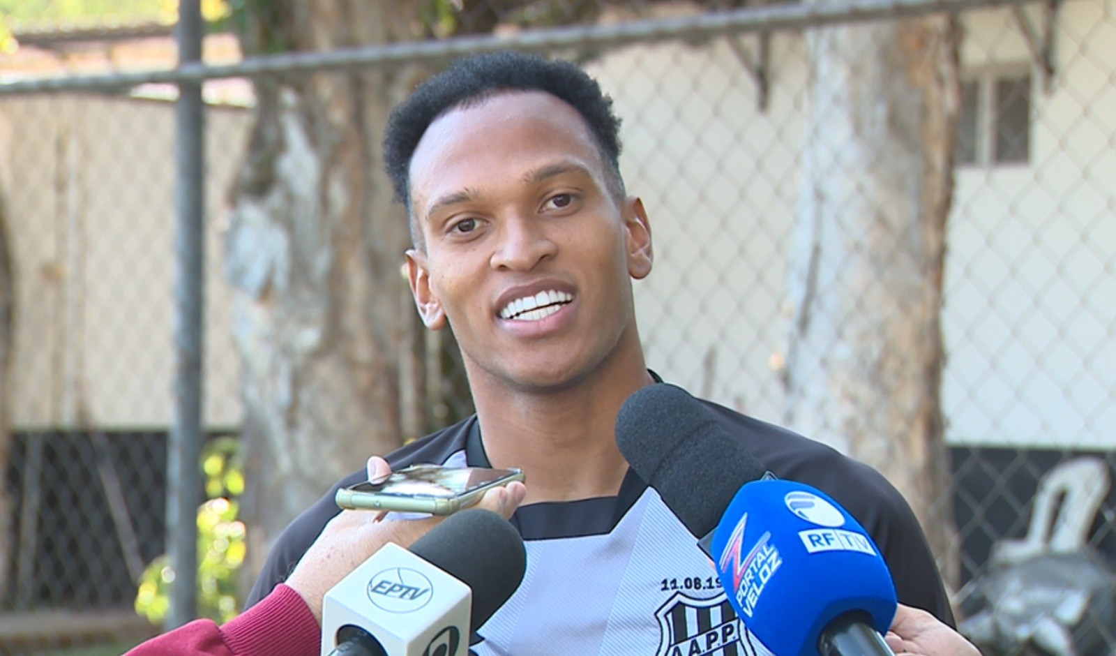 Lateral cita ajuda para ser inscrito pela Ponte: "Pessoal do Boavista pagou"