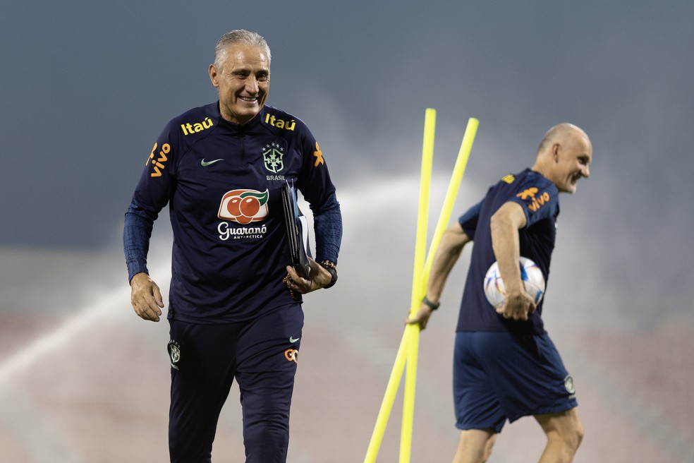 Tite e Taffarel durante o treino da Seleção de sábado, dia 26 de novembro — Foto: Lucas Figueiredo / CBF