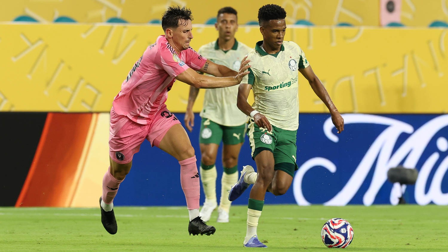 Estêvão admite dificuldade para focar em reta final no Palmeiras: 