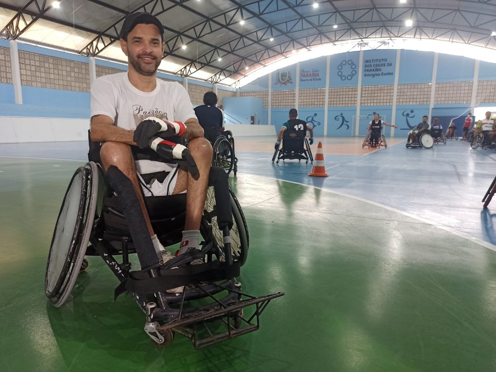 Parecidos? Teste físico aponta diferença entre jogador de rúgbi e atleta de  futebol americano, olympicchannel