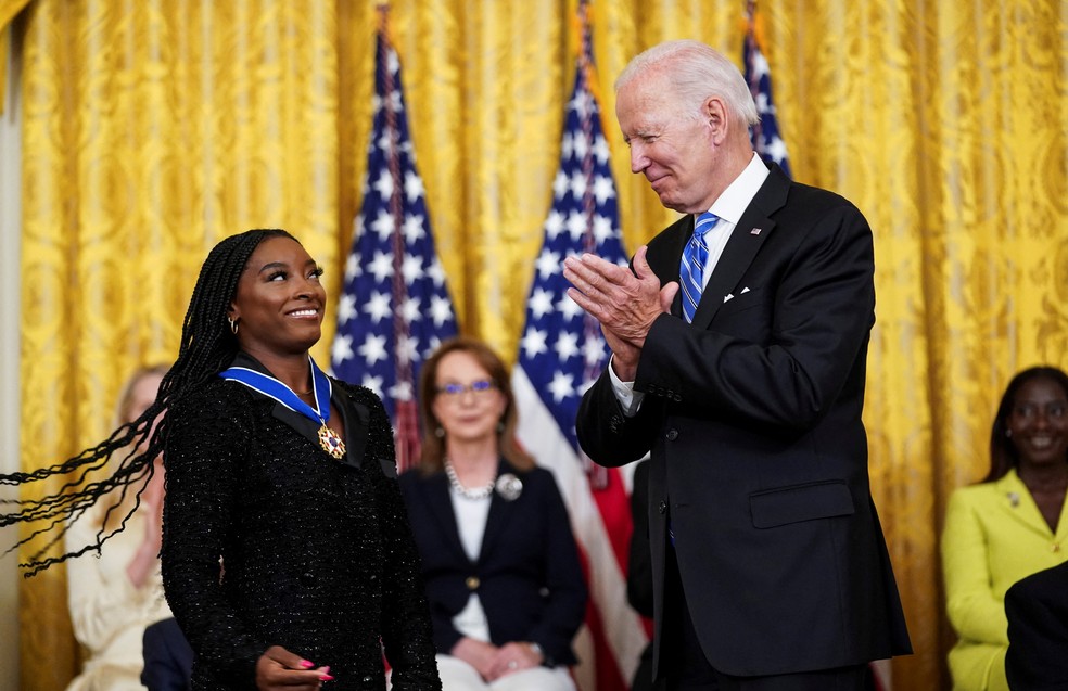 Simone Biles medalha presidencial EUA Joe Biden — Foto: REUTERS/Kevin Lamarque