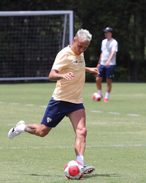 São Paulo inscreve Rafinha e Michel Araújo e tem reforços para o clássico