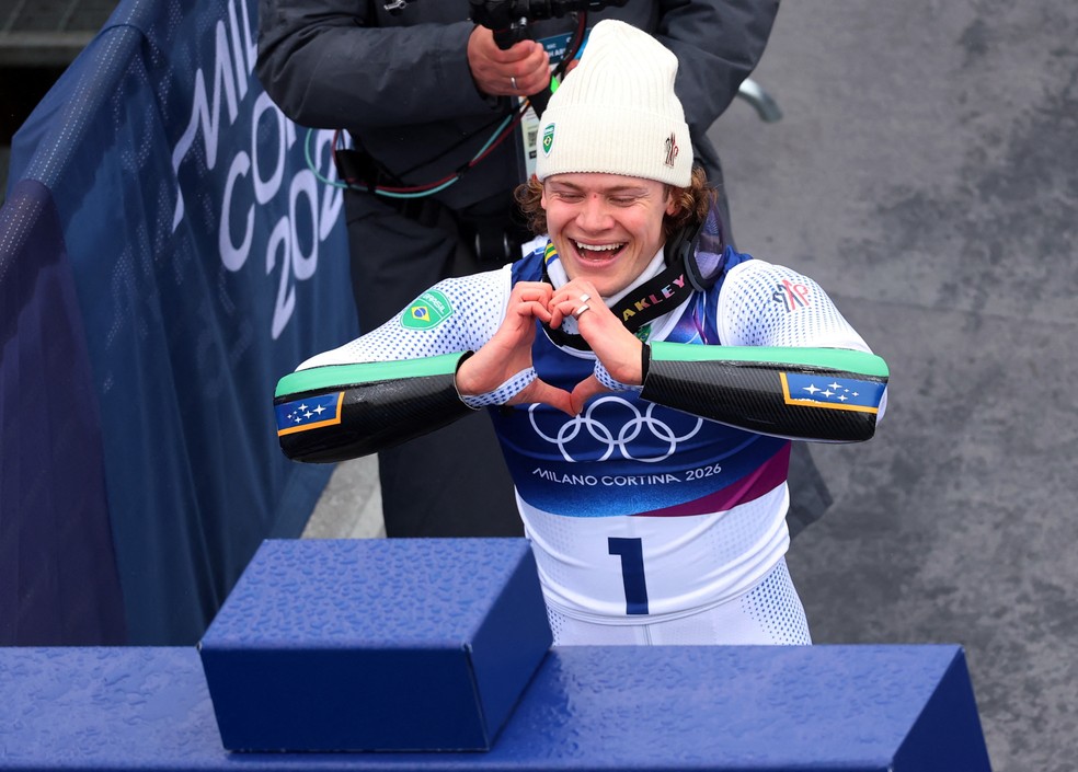Lucas Pinheiro comemora medalha de ouro no slalom gigante nos Jogos Olímpicos de Inverno — Foto: Reuters