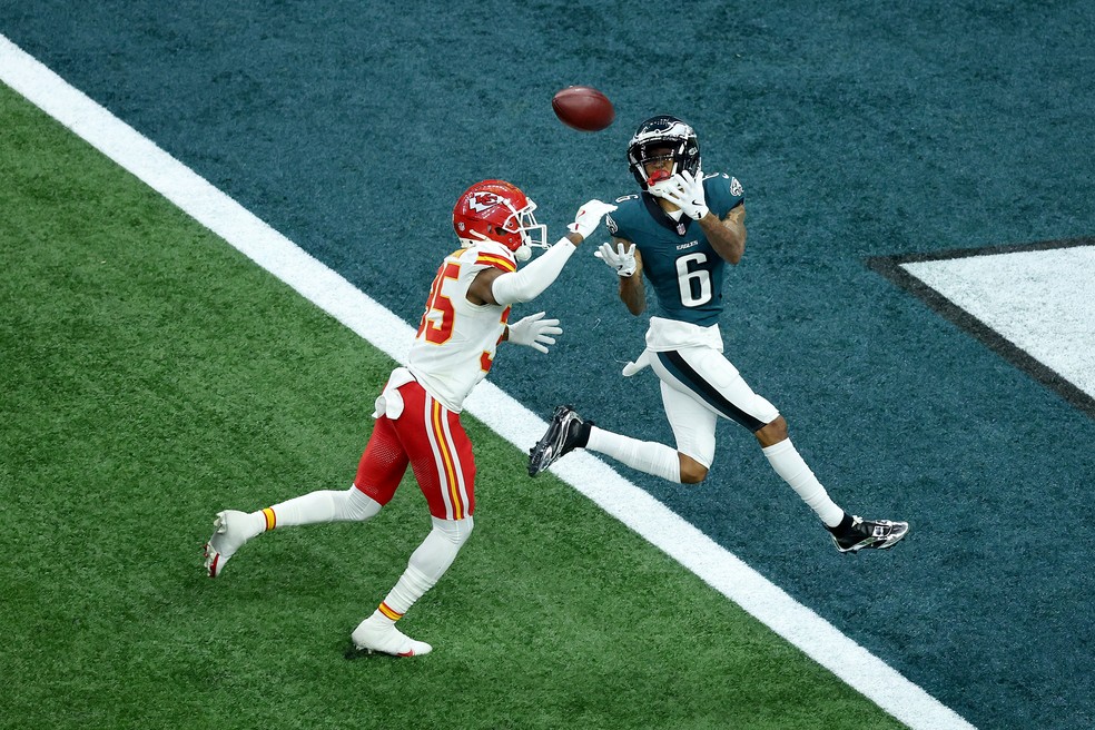 DeVonta Smith (6), do Philadelphia Eagles, faz recepção para touchdown contra o Kansas City Chiefs no Super Bowl LIX — Foto: Patrick Smith/Getty Images