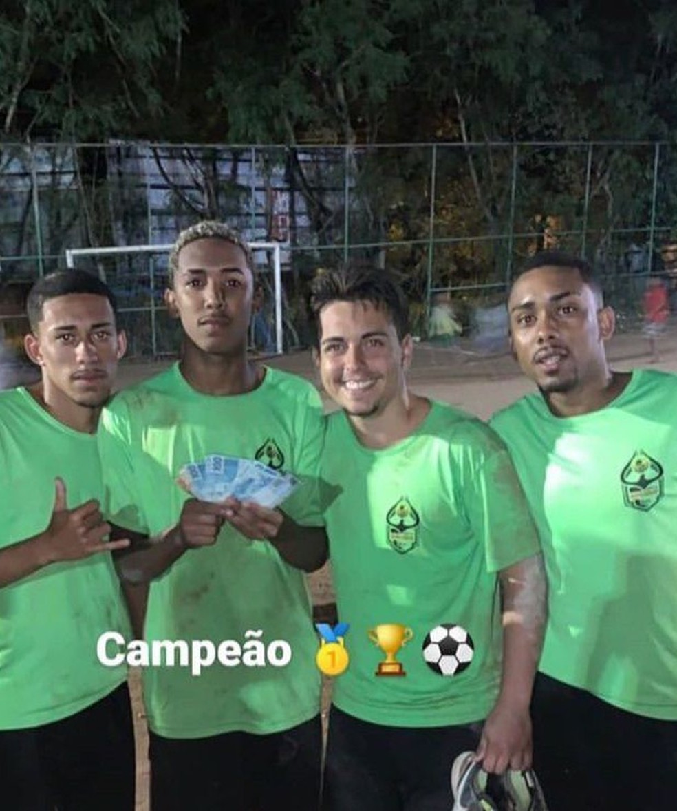 Ryan Guilherme, reforço do Cruzeiro, jogando em campo de terra no Rio de Janeiro — Foto: Arquivo pessoal