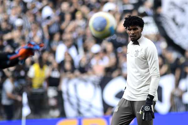 Corinthians negocia compra de Hugo Souza para evitar multa ao Flamengo.