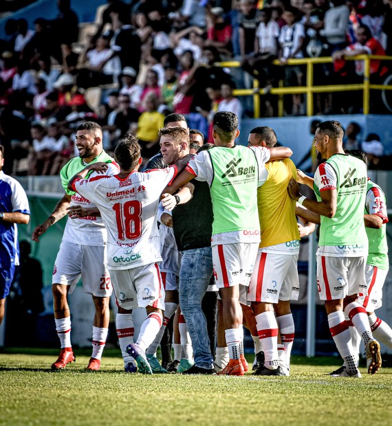 VÍDEO: fez de um canto um lance de futebol de praia e marcouum