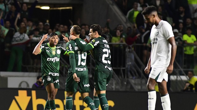 Breno Lopes e Rony comemoram gol do Palmeiras contra o Goiás