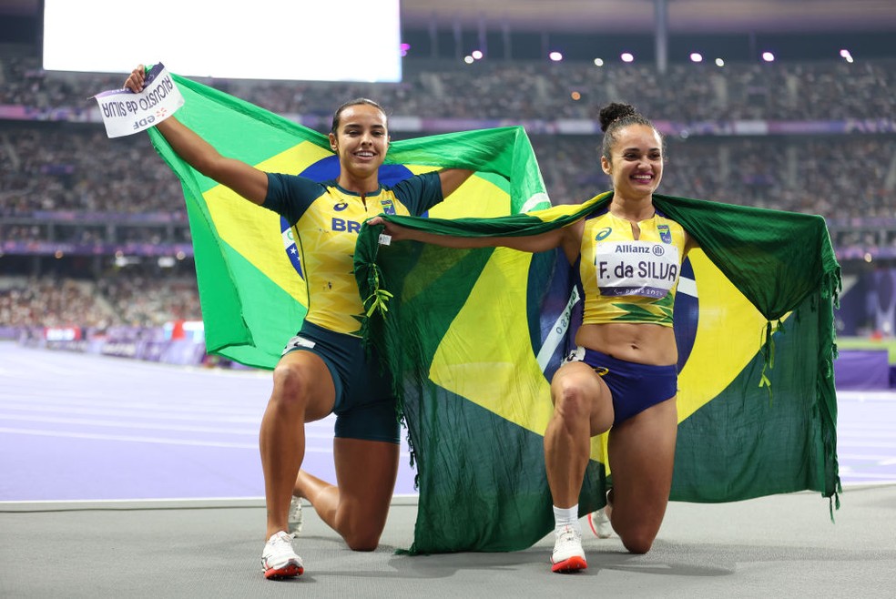 Maria Clara Augusto (E) e Fernanda Yara comemoram bronze e ouro — Foto: Getty Images