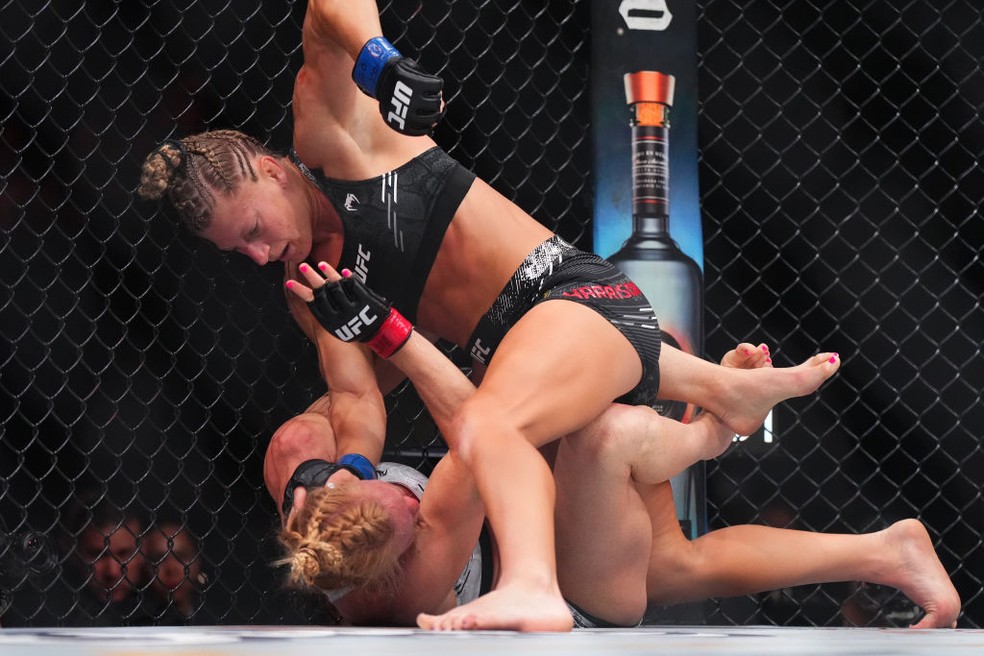 Kayla Harrison promoveu um atropelo para cima de Holly Holm — Foto: Cooper Neill/Zuffa LLC via Getty Images