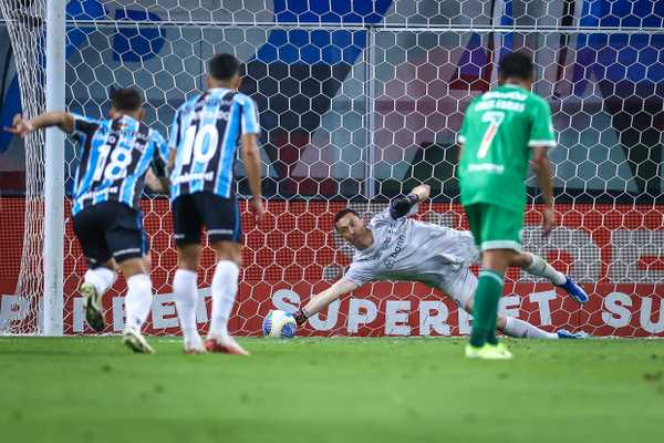 GRÊMIO ESCAPA DE VEXAME! Empate no último minuto mantém luta contra o rebaixamento!