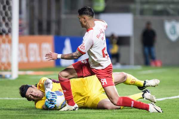 Estreia de Cássio no Cruzeiro: Sósias, Emoção e Elogios ao Goleiro.