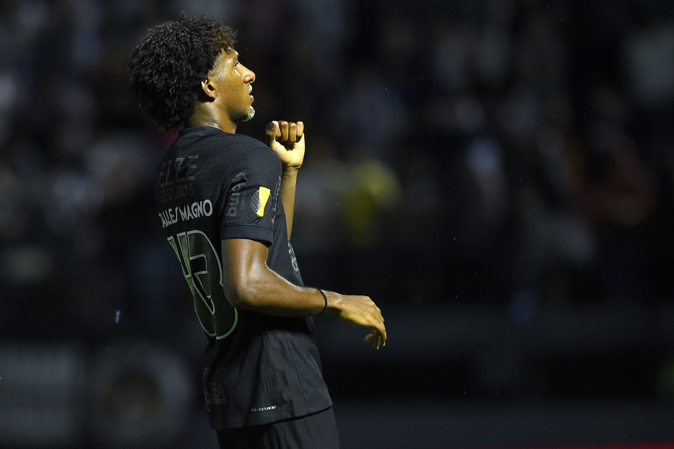 Talles Magno dança para comemorar o gol do Corinthians diante do Bragantino — Foto: Marcos Ribolli